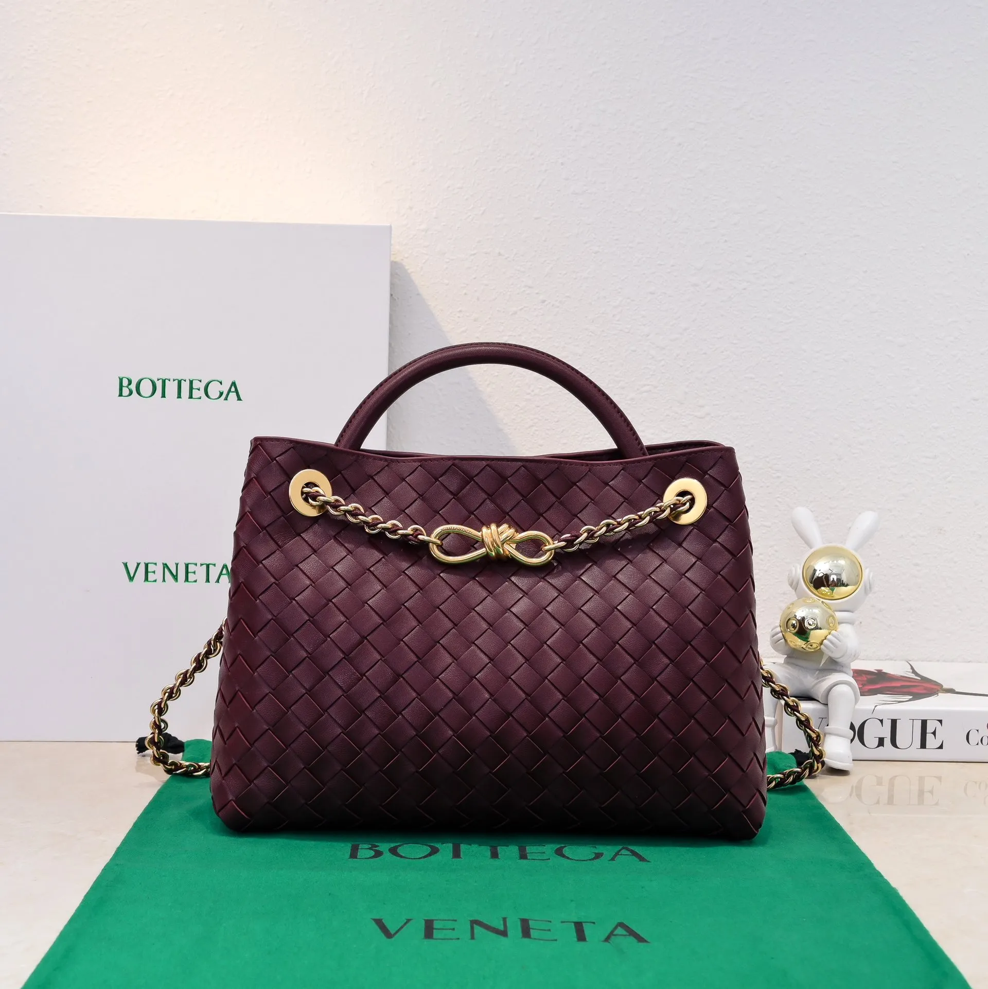Batch 2460 BOTTEGA VENETA 2024 spring and summer new small ANDIAMO chain bag is also available! 🔥🔥I believe many friends have been waiting for a long time. The metallic chain adds a touch of sophistication to the original softness and elegance of Andiamo. The collision of classic craftsmanship and elegance creates a different kind of beauty. Style number: 6009 Size: 32*24*12cm